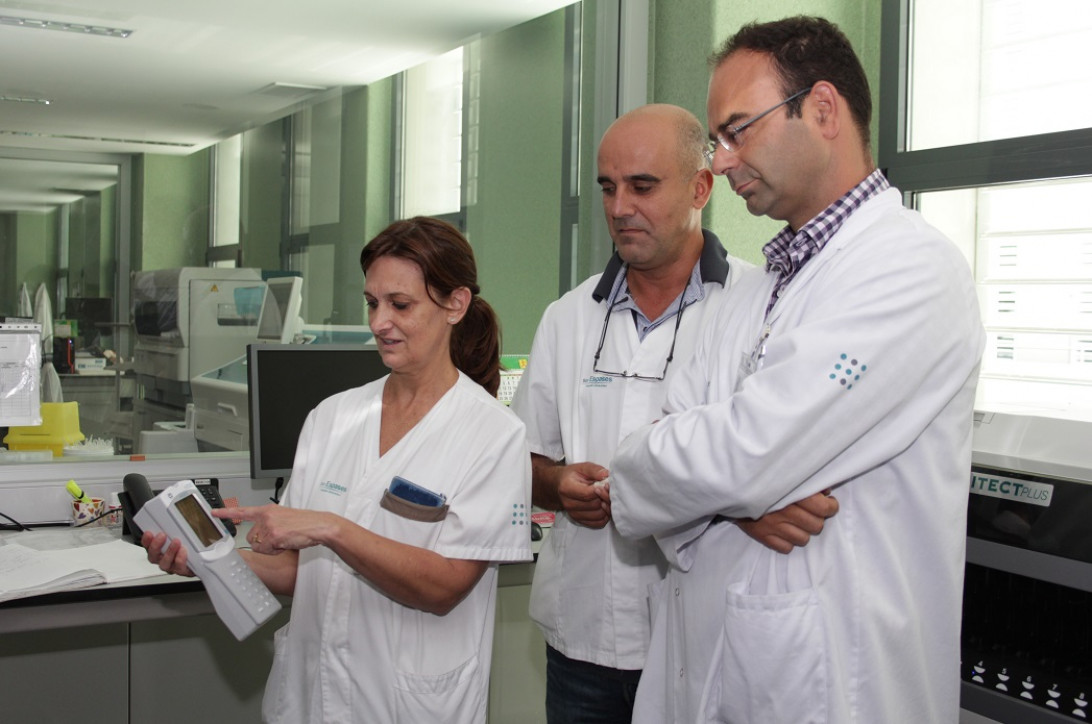 Esta imagen ilustra que: L’Hospital disposa d’un analitzador de sang portàtil per estudiar, a peu de llit, mostres biològiques en els pacients amb sospita de virus de l’ebola 