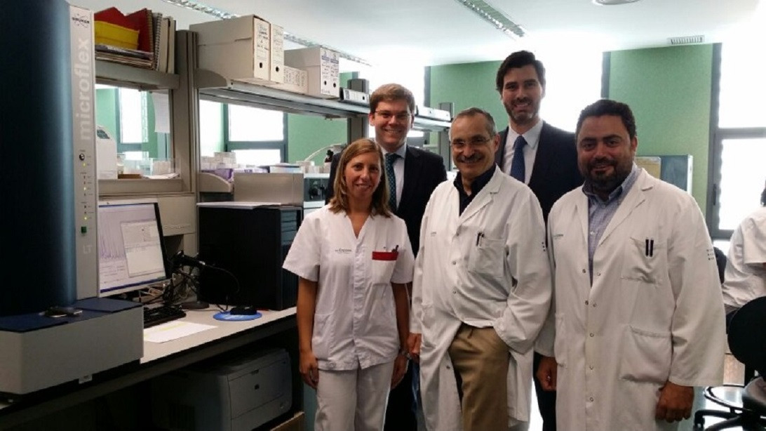 Esta imagen ilustra que: El laboratorio de Microbiología de Son Espases ha sido dotado con la tecnología Maldi-Toff