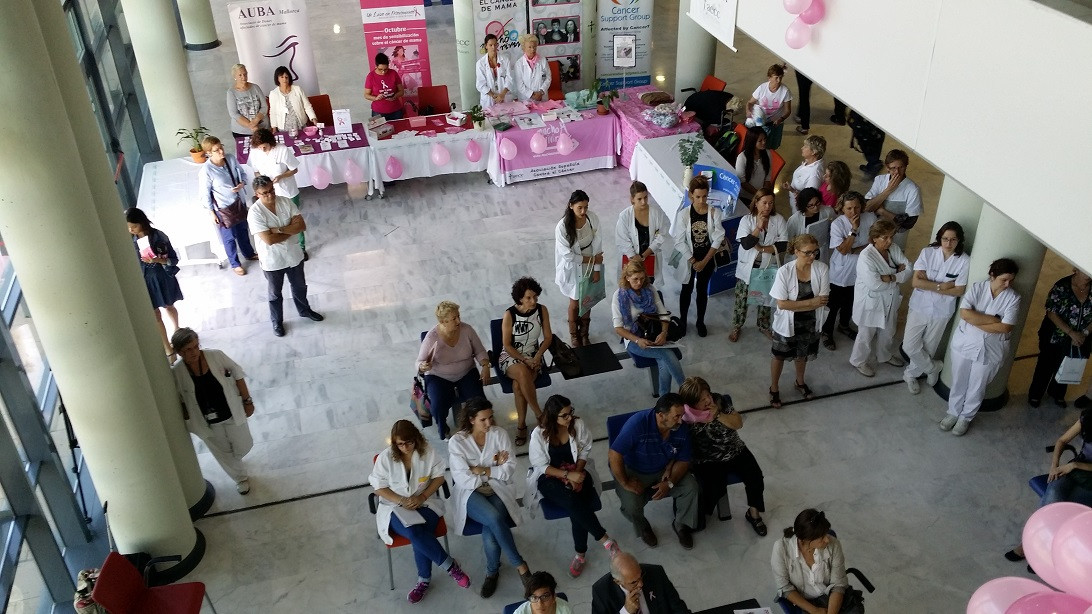 Esta imagen ilustra que: Profesionales de la Unidad de Mama del Hospital atienden las dudas y consultas de las pacientes en relación al cáncer de mama