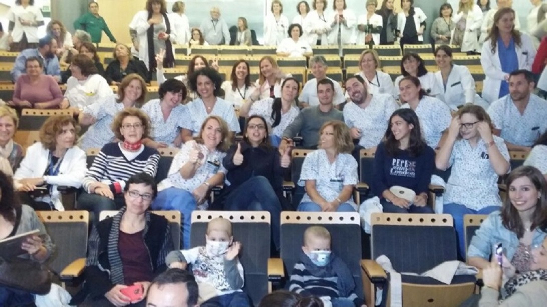 Esta imagen ilustra que: Los niños de Oncopediatría del Hospital y Chenoa graban un vídeo, con la canción “Hoy sale el Sol”, para plantar cara a la enfermedad con una sonrisa