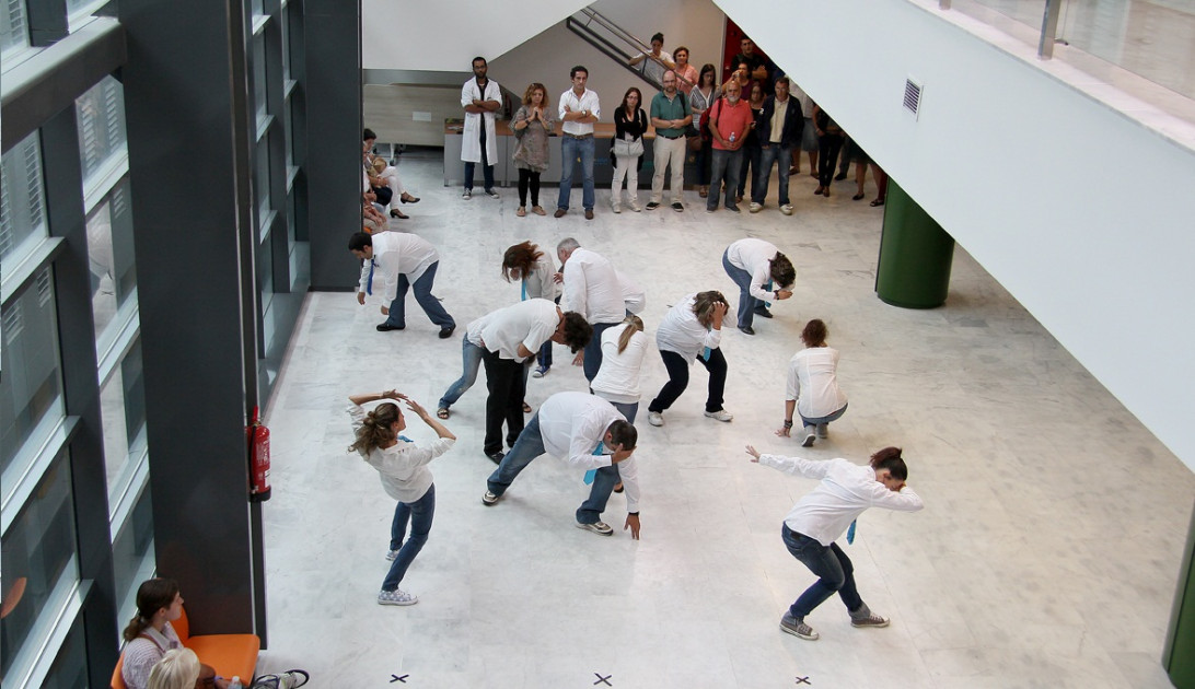 Esta imagen ilustra que: Dormir les hores adequades, fer exercici físic, estar en contacte amb la natura, gaudir de l’exposició solar, una dieta saludable i vincular-se a un grup social, són factors clau en la recuperació de la depressió, segons experts de l'HUSE i la UIB