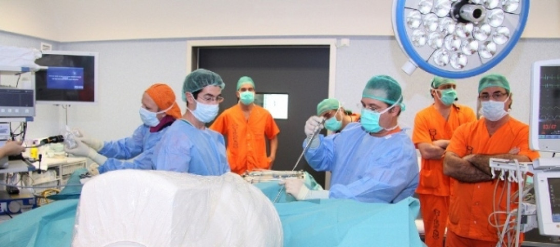 Esta imagen ilustra que: El Hospital Universitario Son Espases ha realizado la primera cirugía de hernia discal con artroscopia