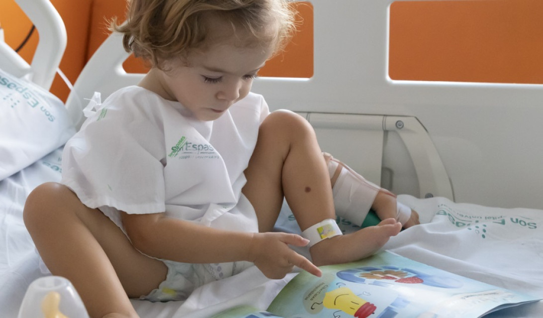 Esta imagen ilustra que: Los niños ingresados reciben «Mi cuaderno de Son Espases», un libro en el que pueden expresar sus emociones y sus preocupaciones durante su estancia en el Hospital