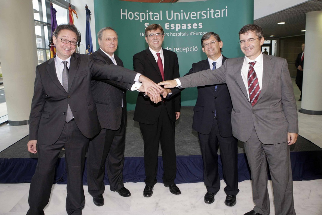 Esta imagen ilustra que: Francesc Antich destaca el compromís amb la societat dels professionals de Son Espases, que comptaran amb un “hospital magnífic” en sostenibilitat, eficiència, estalvi energètic i respecte al patrimoni