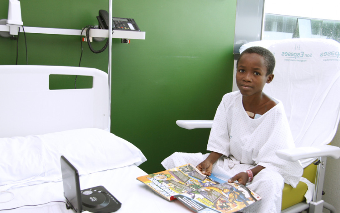 Esta imagen ilustra que: Son Espases opera un nin guineà d’una patologia cardíaca per mitjà de l’ONG “Más que Salud”