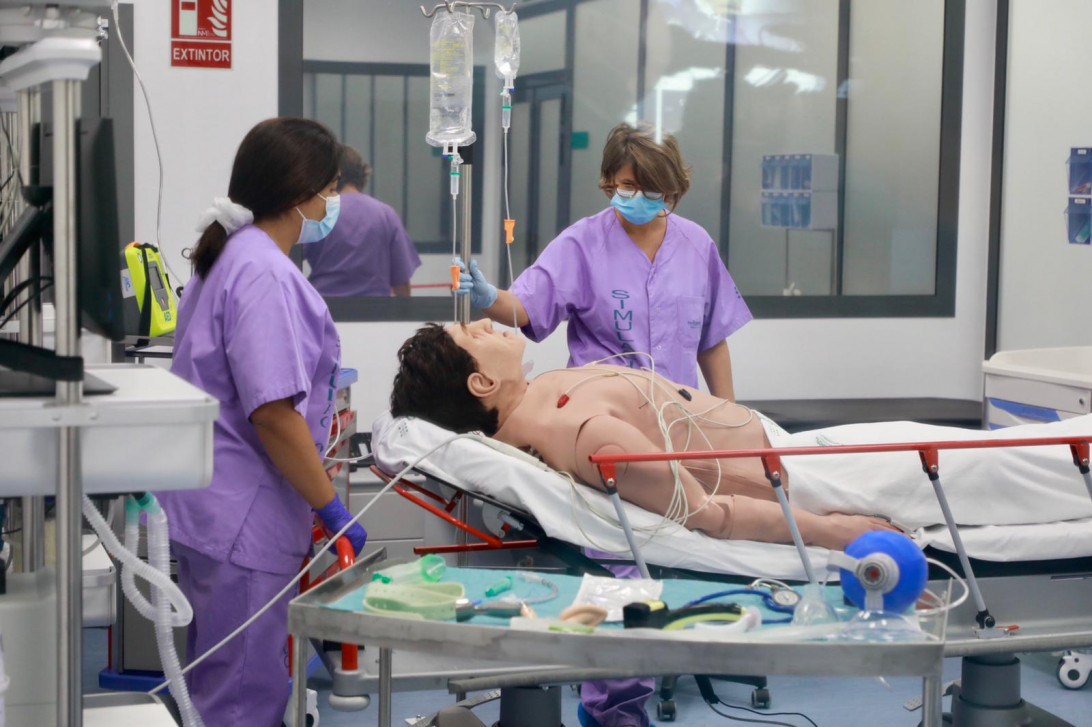 Esta imagen ilustra que: Armengol visita el nou Centre de Simulació i celebra els deu anys de la recepció de l'Hospital