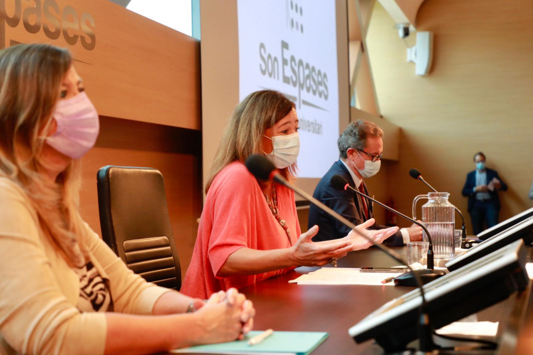 Esta imagen ilustra que: Armengol visita el nou Centre de Simulació i celebra els deu anys de la recepció de l'Hospital