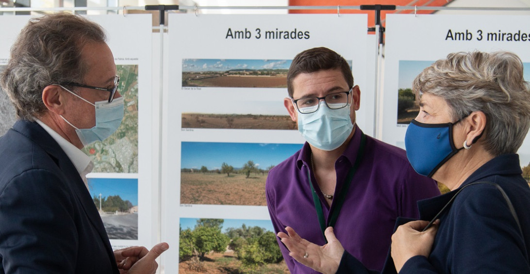 Esta imagen ilustra que: Inaugurada la exposición «Amb tres mirades», con fotografías del entorno del futuro parque agrario de Palma