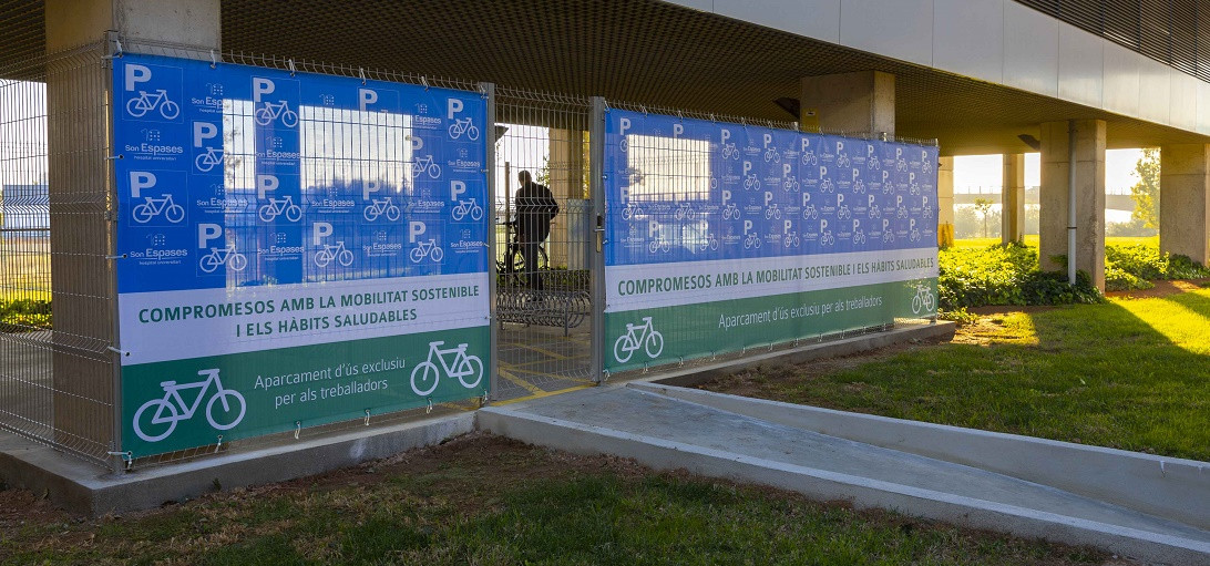 Esta imagen ilustra que: Son Espases habilita cerca de un centenar de plazas de aparcamiento para bicicletas