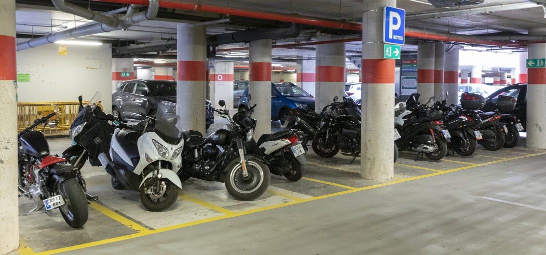 Esta imagen ilustra que: L’Hospital amplia les places d’aparcament per a motocicletes fins arribar a les 210