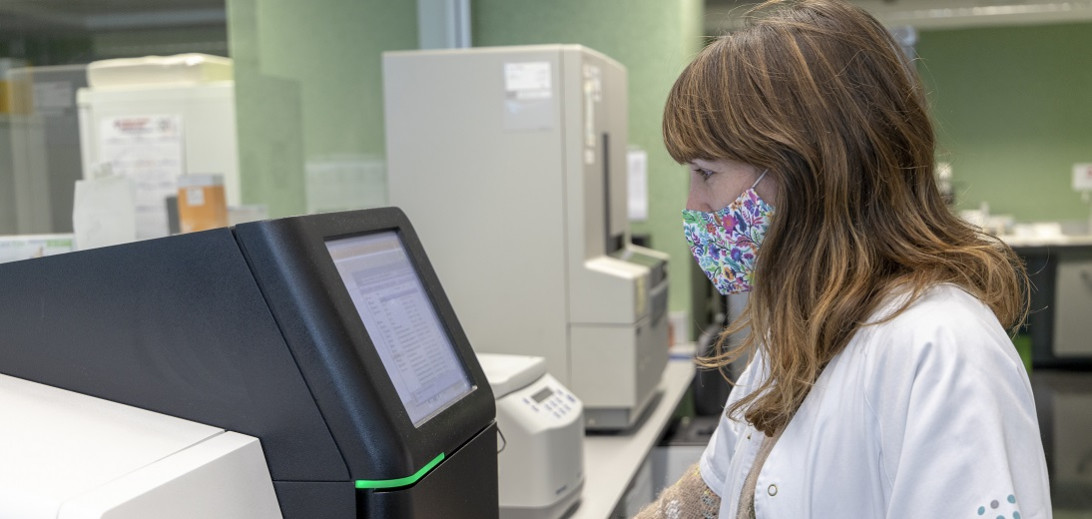 Esta imagen ilustra que: El Servei de Microbiologia detecta noves variants del SARS-COV-2