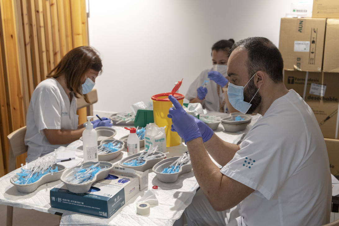 Esta imagen ilustra que: Son Espases abre seis líneas para las segundas dosis para los menores de 60 años vacunados con AstraZeneca