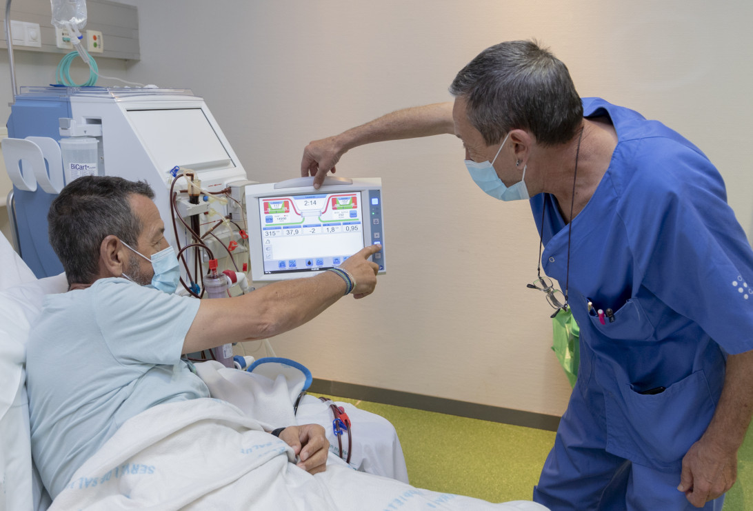 Esta imagen ilustra que: Son Espases implanta el programa de hemodiálisis domiciliaria para pacientes renales avanzados
