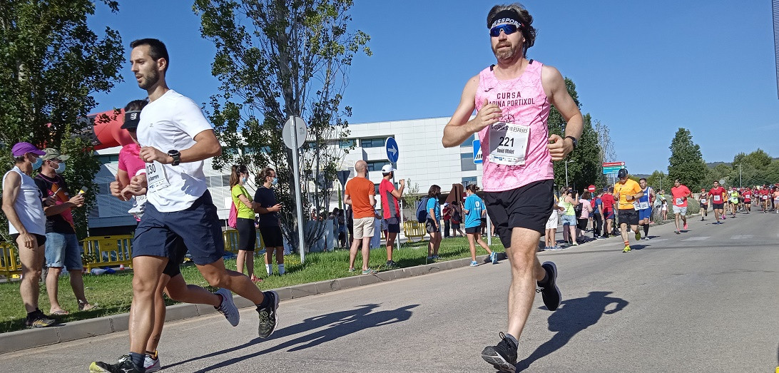 Esta imagen ilustra que: 300 corredores participan en la Cuarta Cursa Son Espases