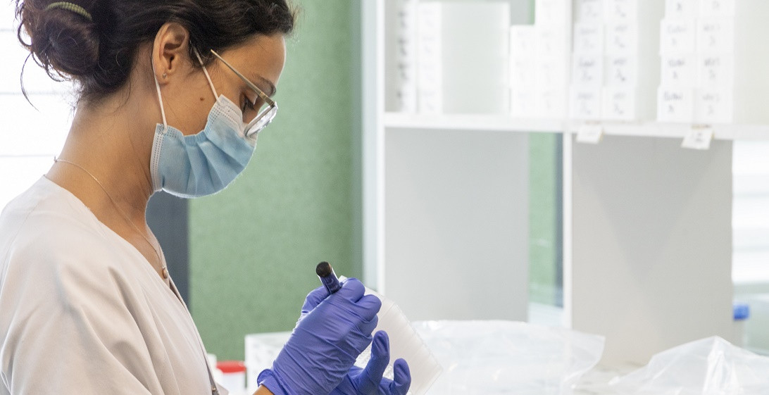 Esta imagen ilustra que: El servei de Microbiologia informa sobre variants del Sars-Cov-2 detectades a les illes