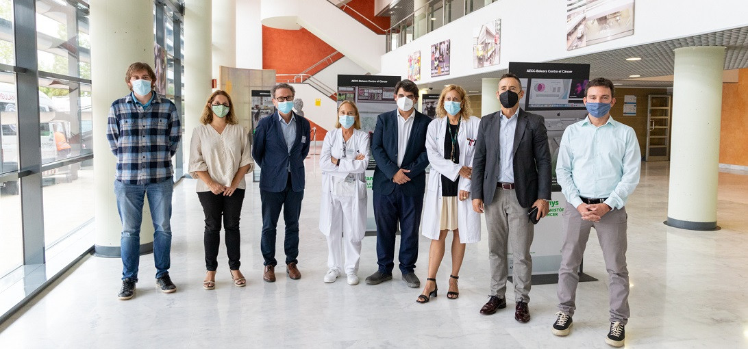 Esta imagen ilustra que: El Hospital acoge una exposición de la AECC en la que se recogen algunos de los avances científicos más importantes
