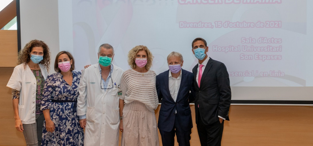 Esta imagen ilustra que: Unos setenta profesionales debaten sobre los adelantos en el diagnóstico y en el tratamiento del cáncer de mama