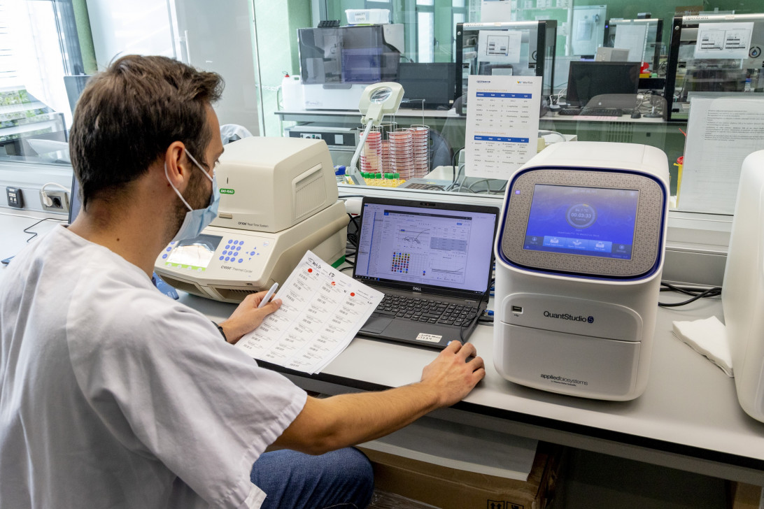 Esta imagen ilustra que: El laboratori de Microbiologia de Son Espases confirma un cas positiu de la variant òmicron
