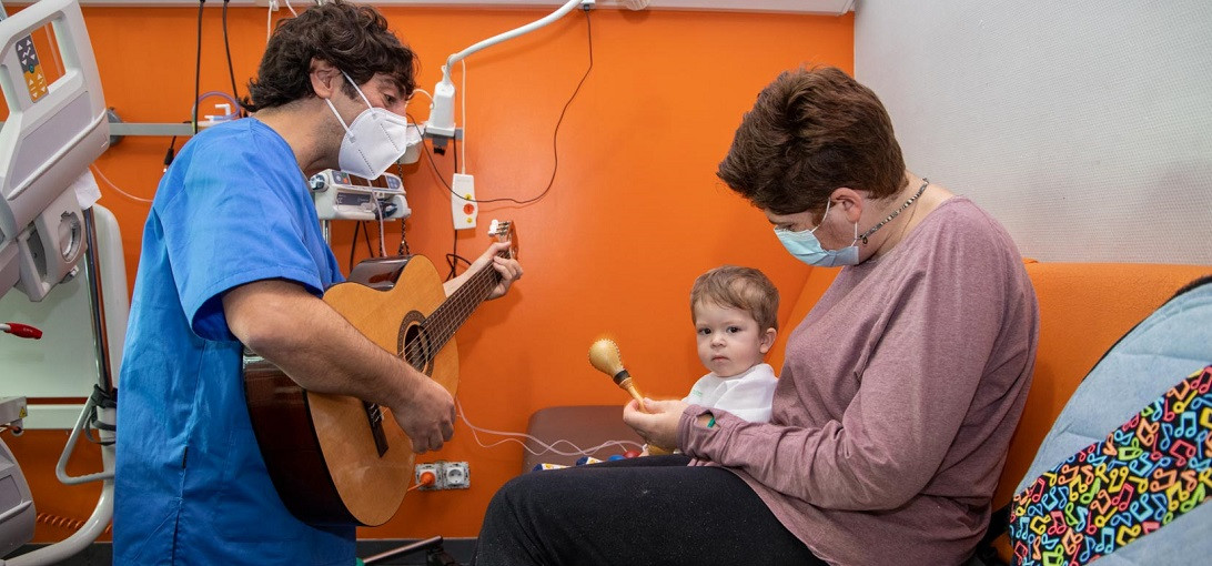 Esta imagen ilustra que: 157 infants ingressats a Son Espases es varen beneficiar de la Musicoteràpia durant el 2021