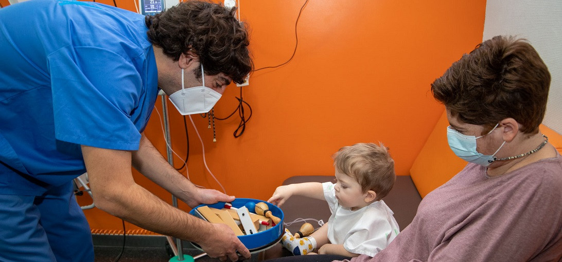 Esta imagen ilustra que: 157 infants ingressats a Son Espases es varen beneficiar de la Musicoteràpia durant el 2021