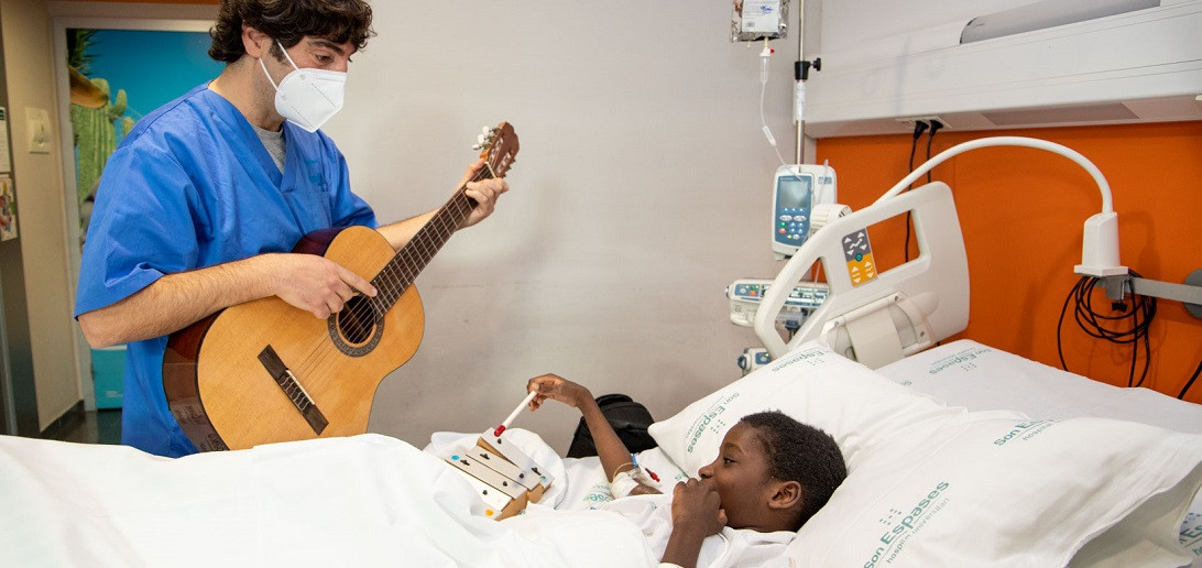 Esta imagen ilustra que: 157 infants ingressats a Son Espases es varen beneficiar de la Musicoteràpia durant el 2021