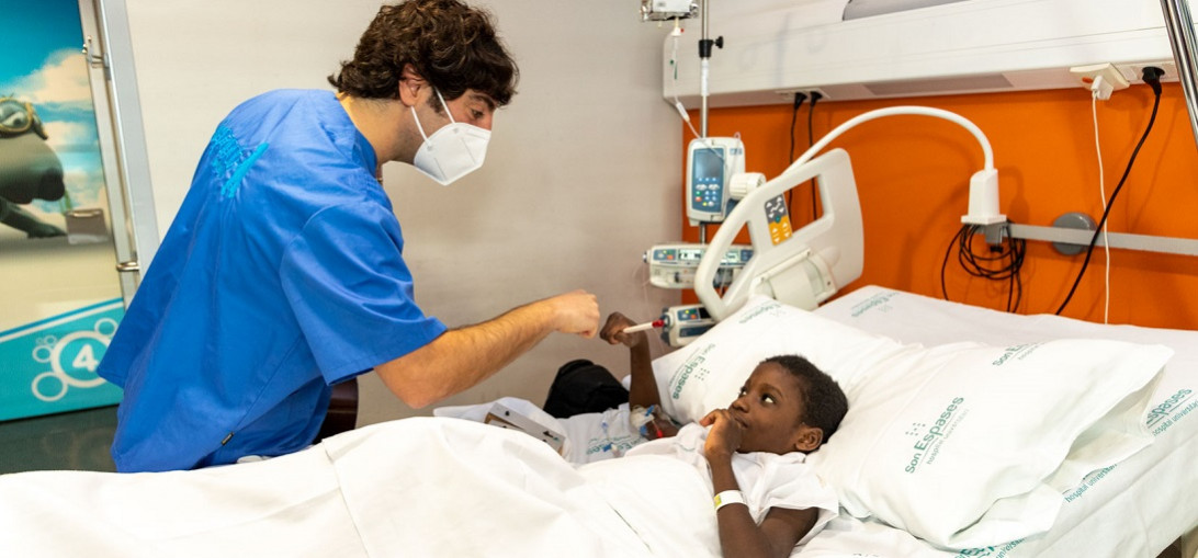 Esta imagen ilustra que: 157 infants ingressats a Son Espases es varen beneficiar de la Musicoteràpia durant el 2021