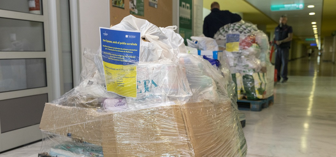 Esta imagen ilustra que: Son Espases recoge más de tres toneladas de alimentos y de productos de primera necesidad para el pueblo ucraniano