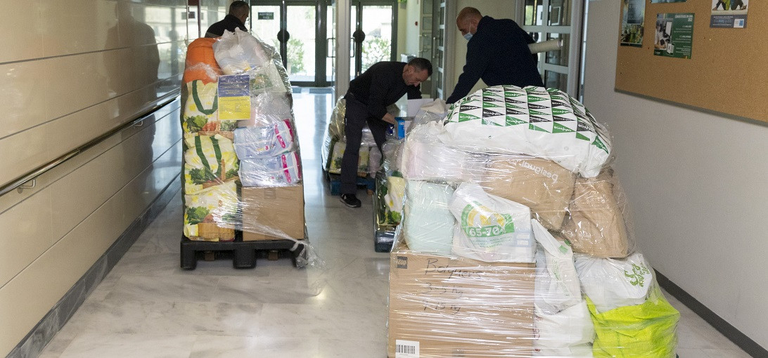Esta imagen ilustra que: Son Espases recoge más de tres toneladas de alimentos y de productos de primera necesidad para el pueblo ucraniano