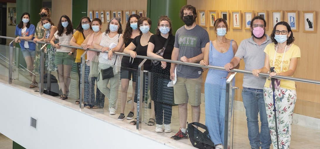 Esta imagen ilustra que: Catorce pacientes con esclerosis múltiple participan en la primera formación entre iguales