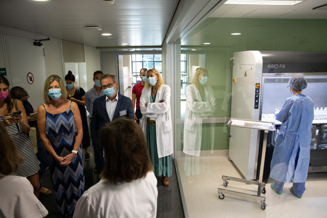 Esta imagen ilustra que: El Servicio de Farmacia incorpora un robot que prepara medicamentos de forma automatizada