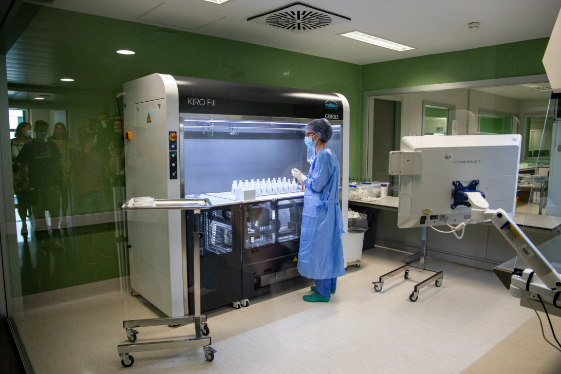 Esta imagen ilustra que: El Servicio de Farmacia incorpora un robot que prepara medicamentos de forma automatizada