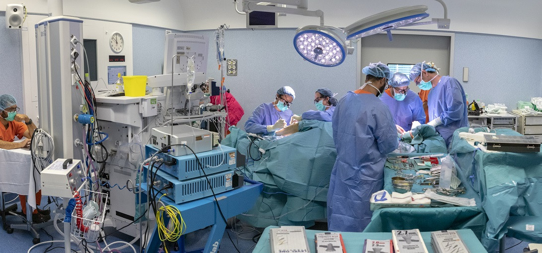 Esta imagen ilustra que: Son Espases cierra el mes de agosto con el mayor número de intervenciones quirúrgicas realizadas: 1.930