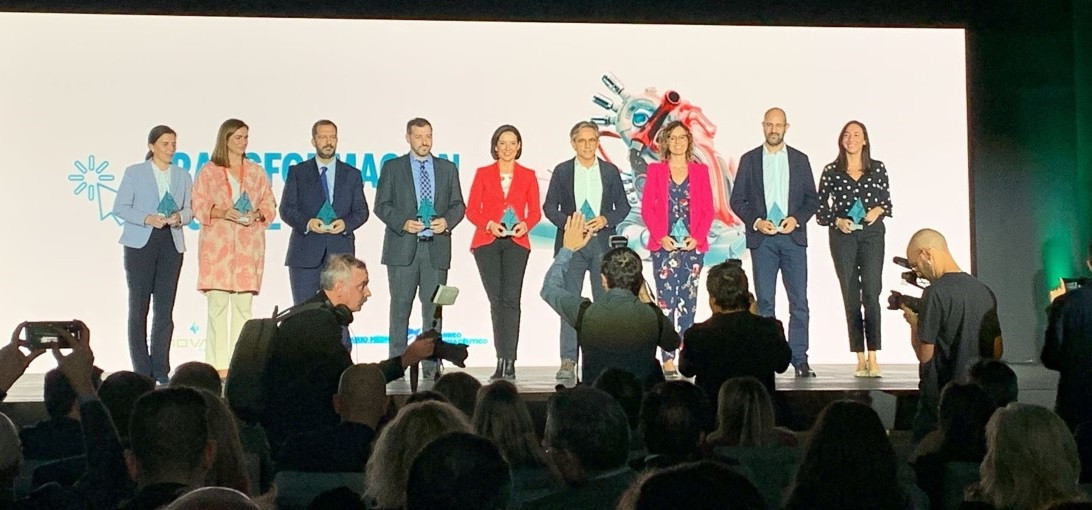 Esta imagen ilustra que: Diario Médico y Correo Farmacéutico premian el aplicativo HOL por su contribución a la transformación digital