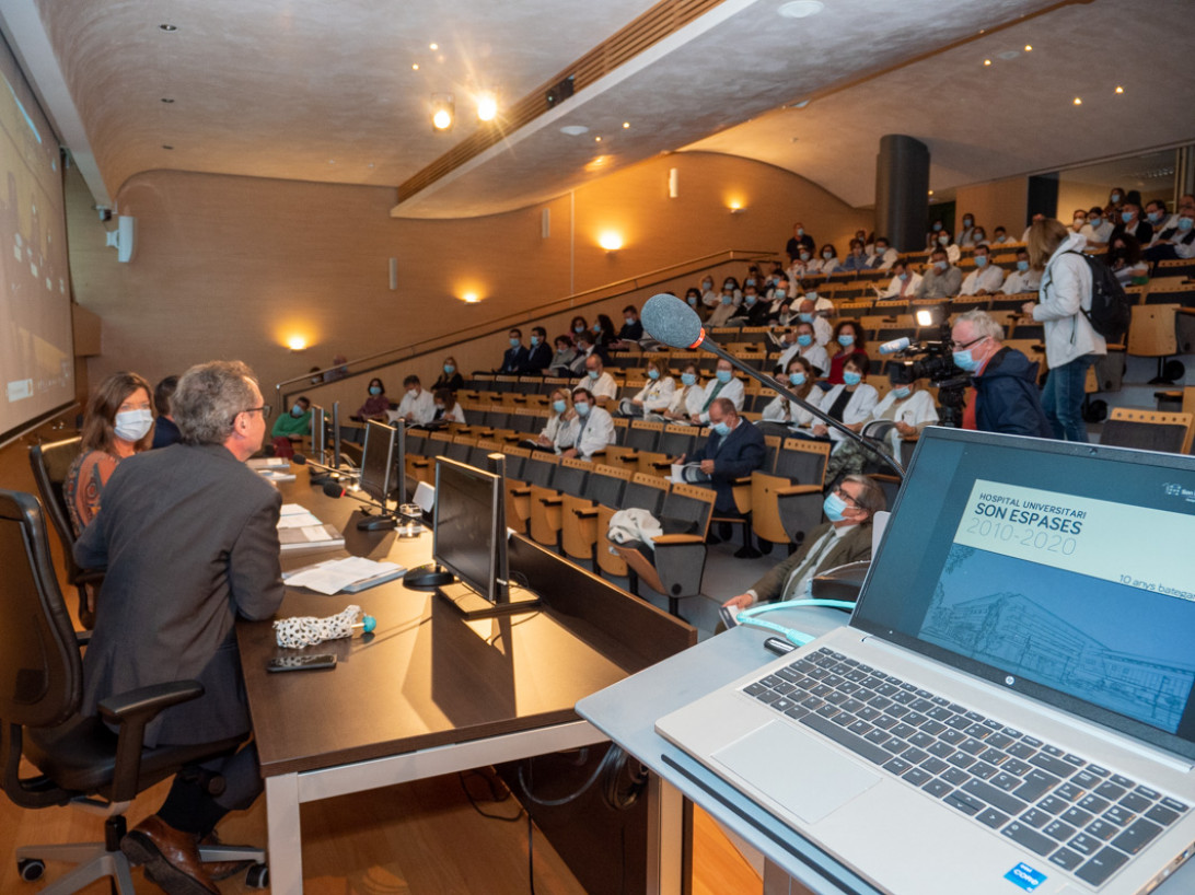 Esta imagen ilustra que: L'Hospital Universitari Son Espases edita un llibre commemoratiu dels primers deu anys en funcionament