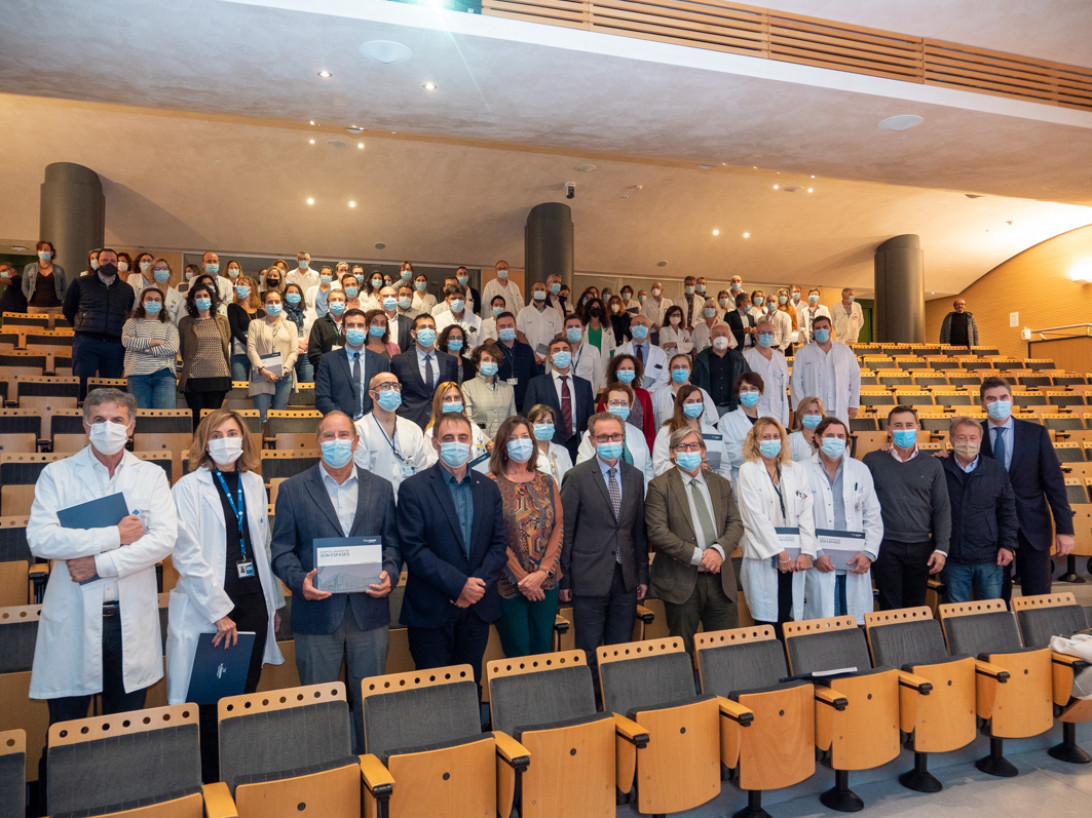 Esta imagen ilustra que: L'Hospital Universitari Son Espases edita un llibre commemoratiu dels primers deu anys en funcionament