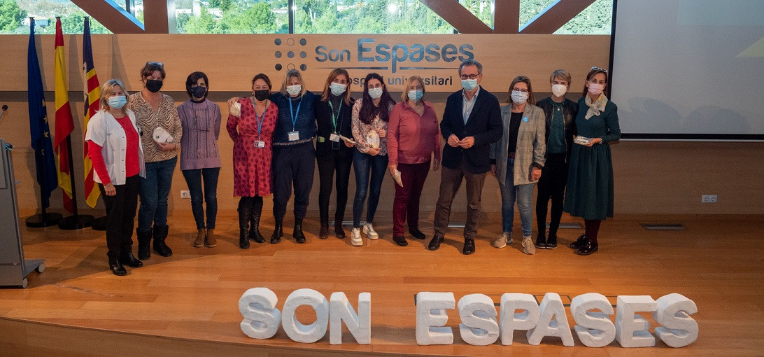 Esta imagen ilustra que: Son Espases rinde homenaje a los profesionales que se han jubilado este año