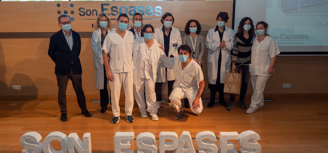 Esta imagen ilustra que: Son Espases rinde homenaje a los profesionales que se han jubilado este año