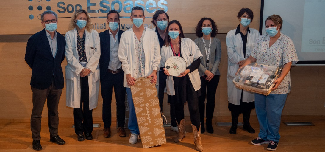 Esta imagen ilustra que: Son Espases rinde homenaje a los profesionales que se han jubilado este año