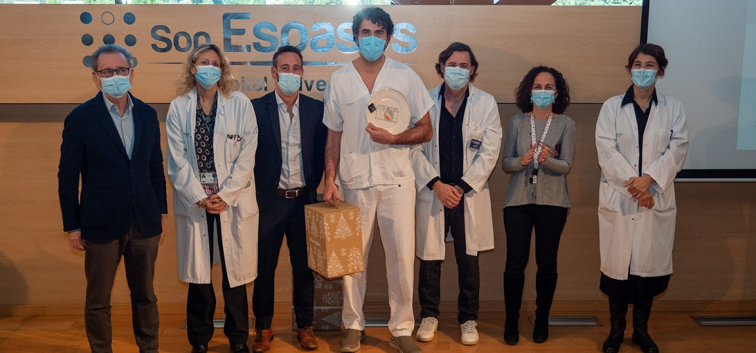 Esta imagen ilustra que: Son Espases rinde homenaje a los profesionales que se han jubilado este año