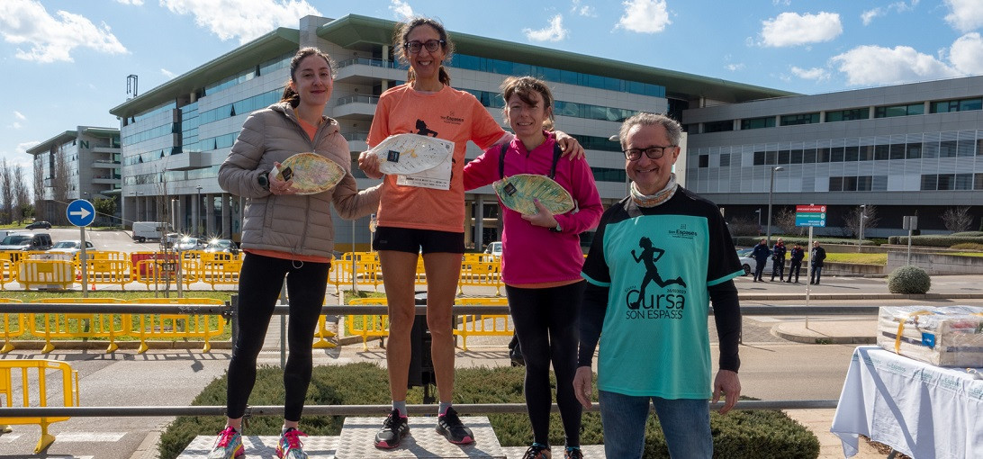 Esta imagen ilustra que: 451 corredors participen a sisena Cursa Son espases