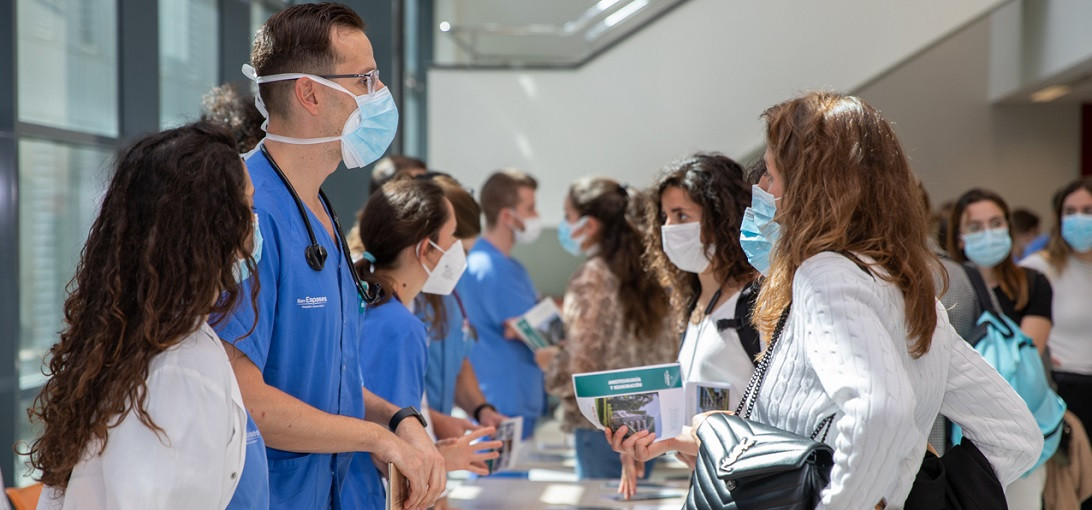 Esta imagen ilustra que: Una cincuentena de estudiantes asisten a Son Espases a una jornada de puertas abiertas para futuros residentes