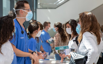 Una cinquantena d’estudiants assisteixen a Son Espases a una jornada de portes obertes per a futurs residents