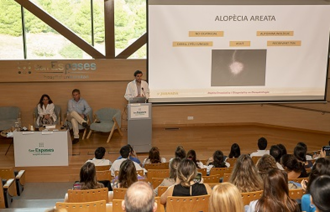 Esta imagen ilustra que: Más de cien asistentes siguen la Jornada de Retos en Dermatología