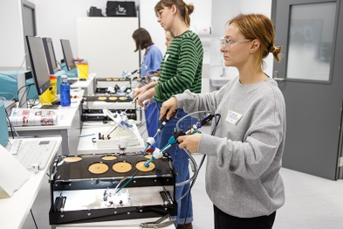 Esta imagen ilustra que: Setmana de simulació de cirurgia laparoscòpica per a tots els residents de Mallorca