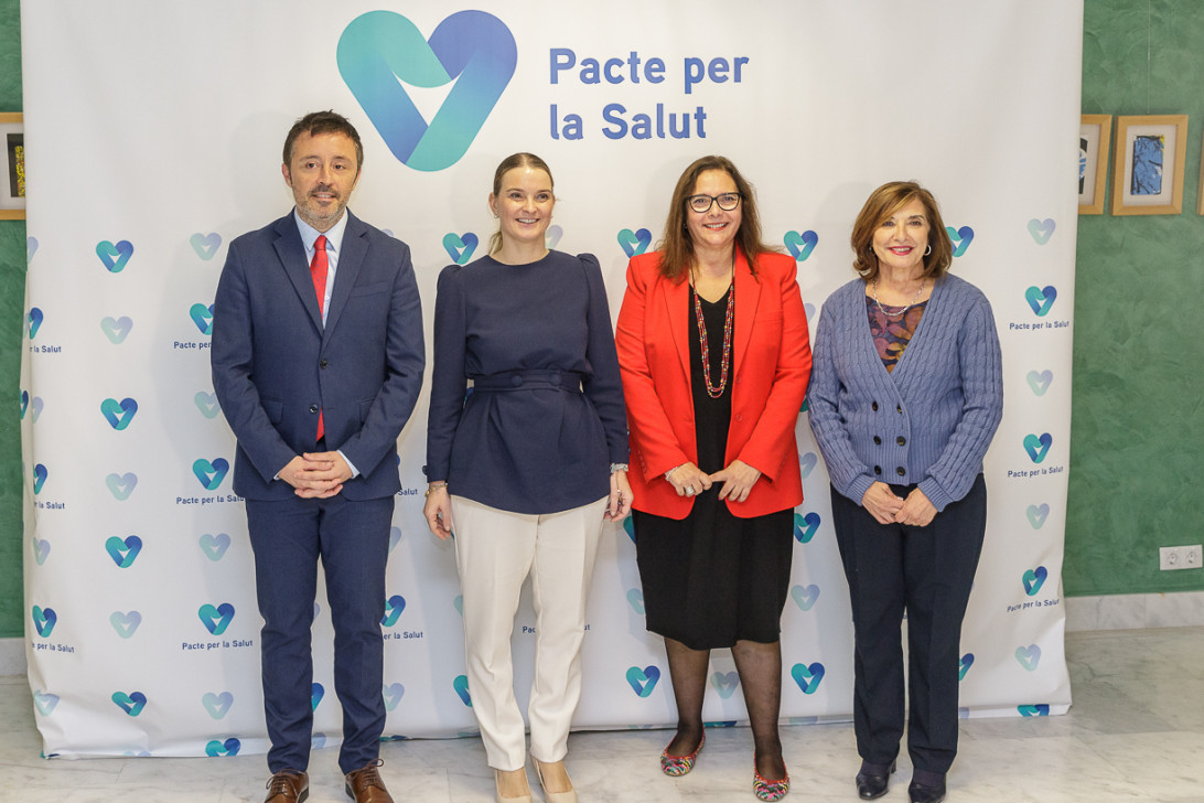 Esta imagen ilustra que: La presidenta Prohens firma en Son Espases el Pacte per la Salut