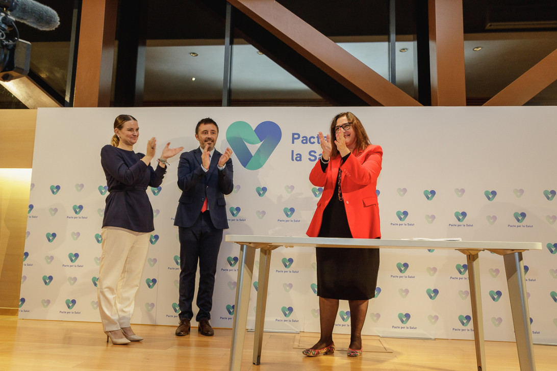 Esta imagen ilustra que: La presidenta Prohens firma en Son Espases el Pacte per la Salut