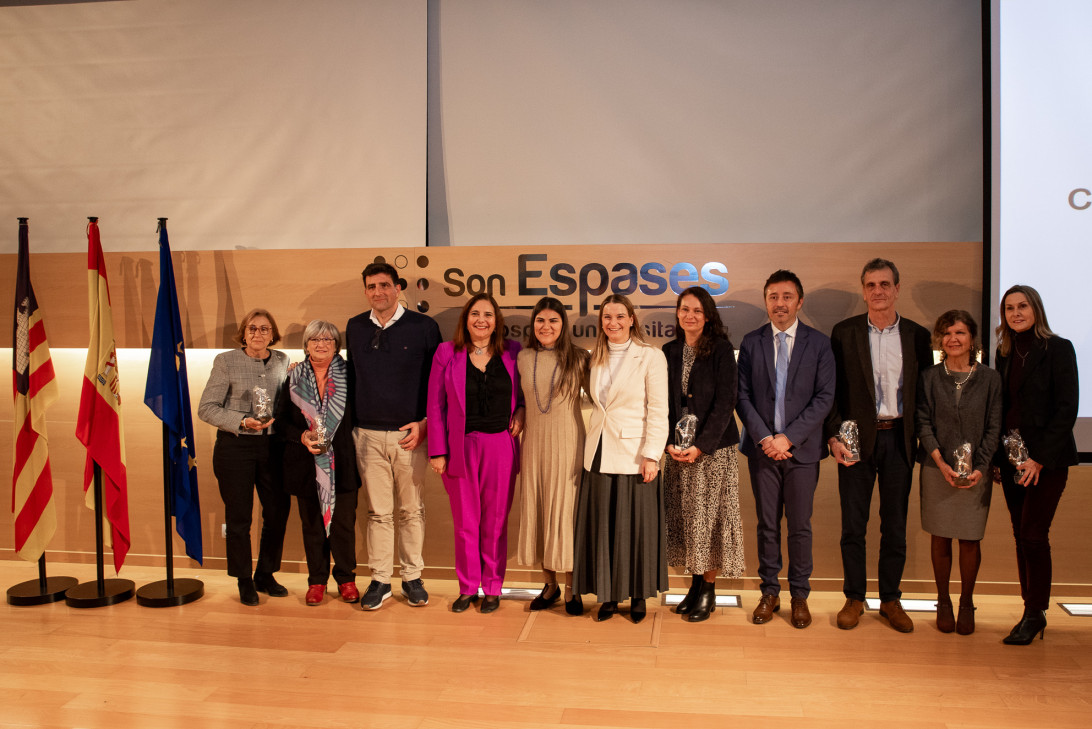 Esta imagen ilustra que: Acto de reconocimiento del Govern a la labor en el Programa de Cribado Neonatal