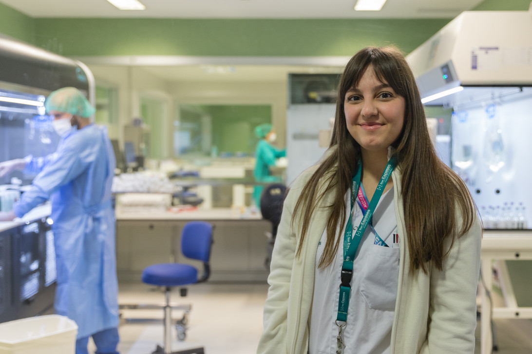 Esta imagen ilustra que: Nuria Sánchez obtiene el tercer premio nacional por su TFG de enfermería