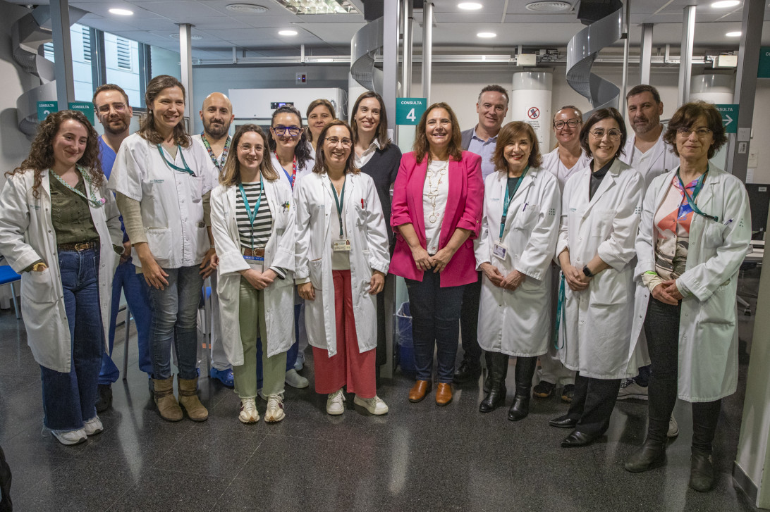 Esta imagen ilustra que: La Farmàcia de Son Espases incorpora un robot de dispensació de medicaments per a pacients no ingressats i agilitza i millora la seguretat