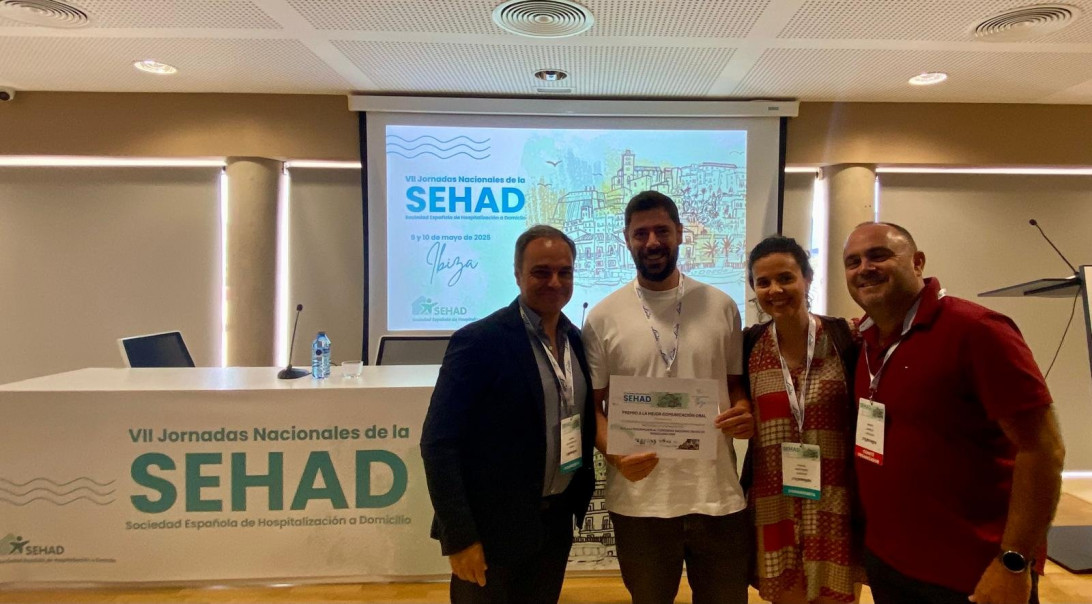 Esta imagen ilustra que: El doctor Javier Asensio, guardonat a les VII Jornades Nacionals de la Societat Espanyola d’Hospitalització a Domicili 